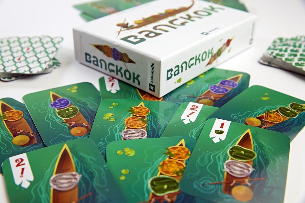 Gros plan cartes et boite jeu Bangkok